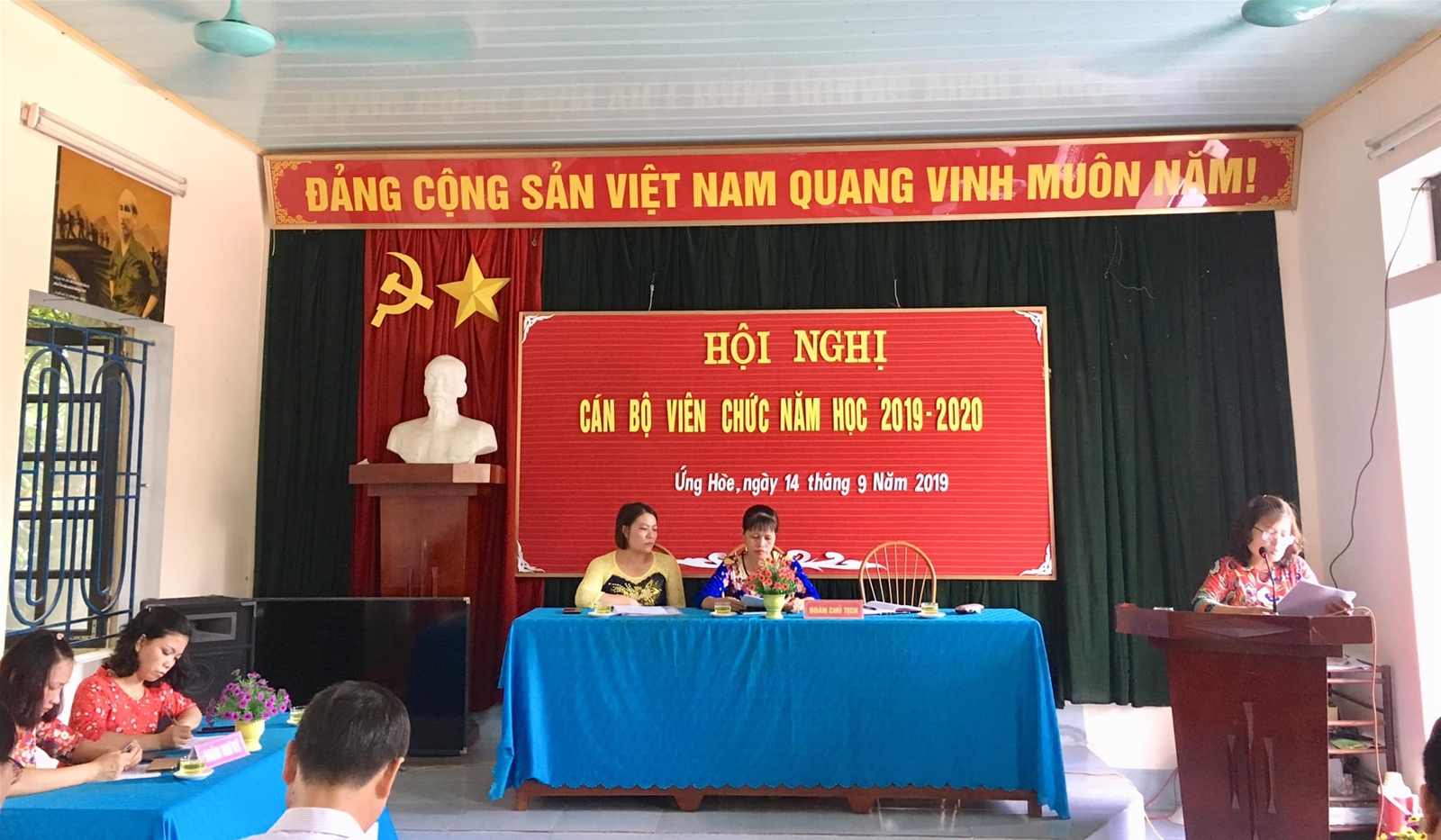 Đồng Chí Nguyễn Thị Oanh- Bí thư chi bộ , hiệu trưởng nhà trường thông qua báo cáo kết quả thực hiện nghị quyết năm học 2018-2019 và kế hoạch thực hiện nhiệm vụ năm học 2019-2020