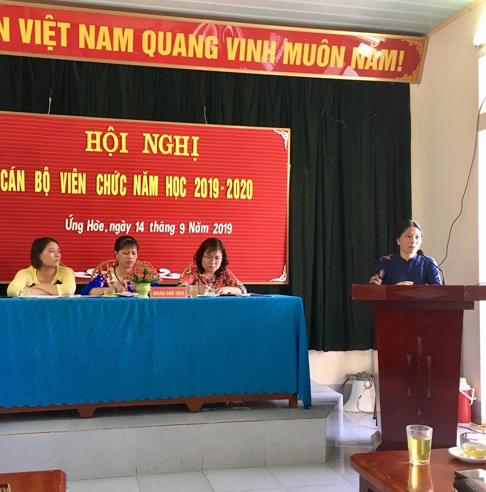 Đồng chí Nguyễn Thị Thắm - Phó trưởng phòng giáo dục phát biểu ý kiến và giao nhiệm vụ